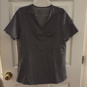 Figs	women's Graphite Catarina- One-Pocket Scrub Top - S . Smoke free home.